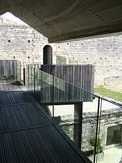 Passerelle d'accès à l'abbaye.