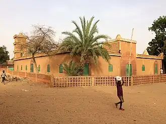 un bâtiment Orange aux portes et fenêtres verte