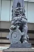 Komainu tenant l'emblème sur le Nihon-bashi&nbsp;(ja) dans l'arrondissement de Chūō