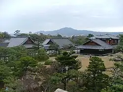 Vue générale de Nijō-jō, palais Ninomaru à gauche et palais Honmaru à droite.