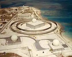 Radars TTR (devant), ZDR (surélevé) et MTR (au loin) du Zeus.