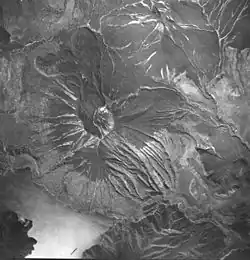 Photo noir et blanc d'un volcan vu du ciel.