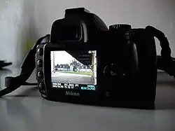 Arrière de l'appareil, l'écran visualisant une photographie qui a été prise.