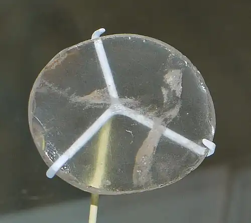 Lentille en quartz d'un diamètre de 38&nbsp;mm de Nimrud encore très transparente et peu dégradée