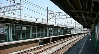 Vue sur les voies et quais.