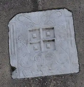 Blason sur la façade de l'église.