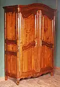 Réplique d'une armoire d'époque, de style Louis XV.