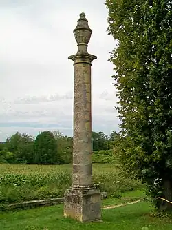 Colonne décorative à la limite ouest du village.