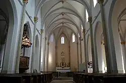 Vue de la nef d'une église.