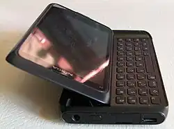 Nokia E7, un clavier QWERTY qui s'incline vers le haut.