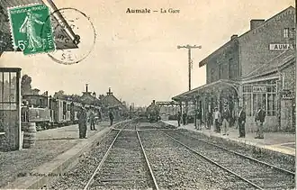 À gauche, un train du chemin de fer secondaire vers Amiens et, à droite, un train de la Compagnie du Nord vers Le Tréport.