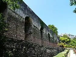Le jardin des Arts au pied des soubassements du château.