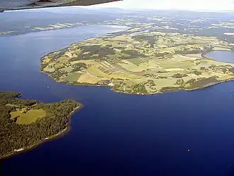 Frognøya (à gauche), péninsule de Røyse (à droite)