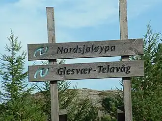 Panneaux directionnels à côté de Sotra pour le sentier de la mer du Nord