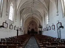 La nef avec les stations du chemin de croix.