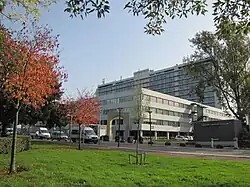 bâtiments blancs et pelouse au premier plan