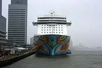 Le paquebot Norwegian Getaway accostant au terminal.