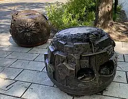 Station 10 Équilibre (Justice)&nbsp; - Vue en situation des deux sphères de bronze de MC Snow (à gauche) et Kyra Revenko (à droite)