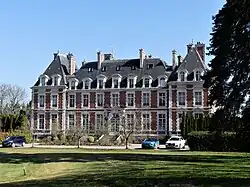 La façade occidentale du château de la Cazine.