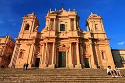 La façade en fin d'après-midi.