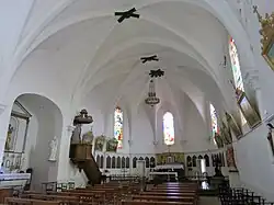 Le chœur. Sur la gauche, la chaire et la chapelle de la Vierge Marie. Sur les murs sont placés les tableaux du chemin de croix.
