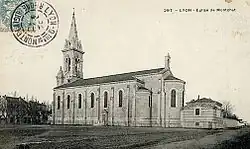 Vue d'ensemble d'une église depuis le prolongement de la nef et son chevet selon un angle de trois quarts.