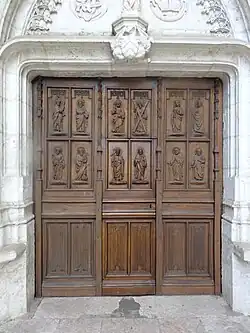 La porte d'entrée avec les douze apôtres sculptés.