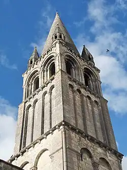 La flèche du clocher.