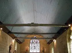 Le plafond possède une forme de coque de bateau renversée.