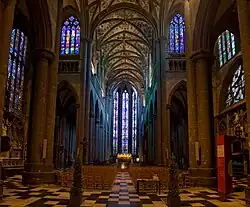 Intérieur de l'église Notre-Dame de Huy, avec ses piliers soissonnais.