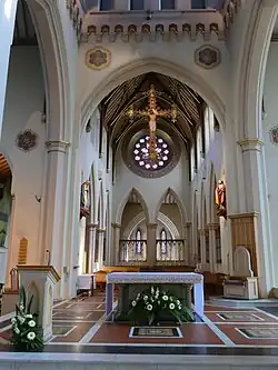 Maître-autel et croix triomphale.