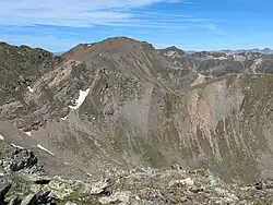Affleurements de micaschistes et de marbres, précambrien, dans les hautes montagnes de la commune de Fontpédrouse.
