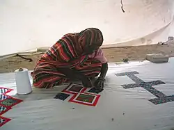 Femme brodant une khaïma.