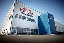 L'aspect d'architecture industrielle est donné par le bardage, très présent depuis la décennie 1960. Le bardage translucide en fibre de verre disponible au milieu du XXe&nbsp;siècle permet une nouvelle formulation de la couverture appuyée sur des portiques qui libèrent l'espace. Usine construite en 2009.