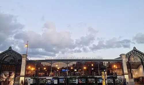 Façade rénovée avec le termeVersailles Château Rive Gauche.