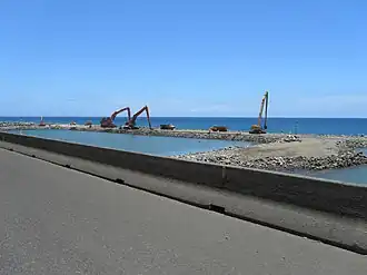 Remblais sur la mer au niveau du cap Bernard, dans le secteur de l'extrémité Est du futur viaduc du Littoral en novembre 2016.