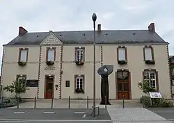 Façade de la mairie.