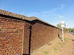 Les murs d'enceinte.