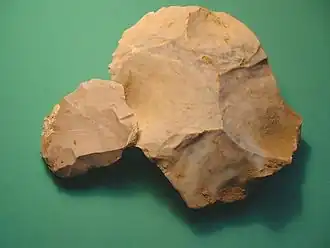 Nucléus et éclat Levallois en silex du Moustérien (300&nbsp;000-38&nbsp;000&nbsp;BP, Homme de Néandertal).