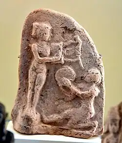 Femme nue jouant de la lyre, et homme accroupi jouant du tambourin. Pergamon Museum.