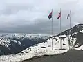 Le drapeau tessinois au col du Nufenen.