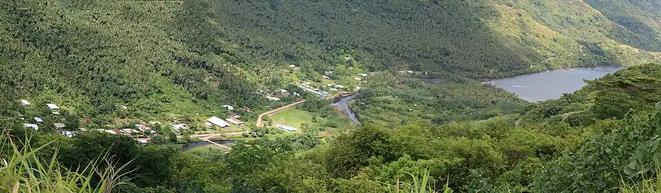Le village de Taipivai à l’extrémité de la baie du même nom, l’une des trois baies composant la baie du Contrôleur.
