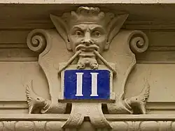 Numéro intégré à la décoration de la façade. Fin du XIXe&nbsp;siècle.