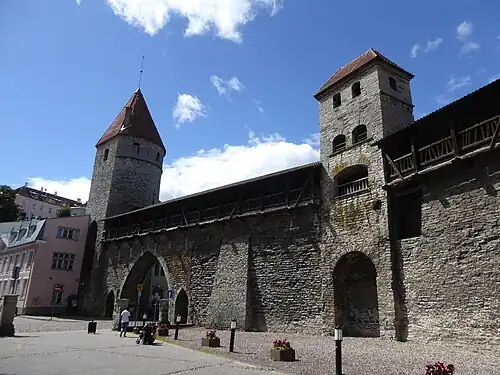 La tour de la Nonne et la  tour du Sauna.