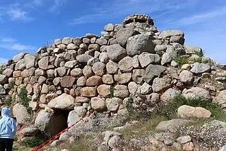 Mur sud surplombant l'entrée