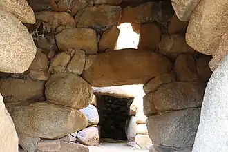 L'entrée avec ses guérites latérales