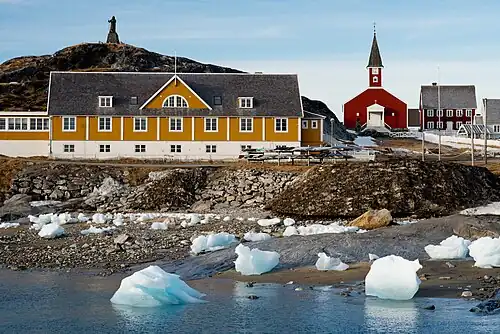 Vue de Nuuk avec la statue de Hans Egede en arrière-plan côté gauche.