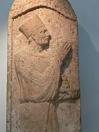 Stèle funéraire du prêtre Baalyaton. Oum el-Amed, IIIe&nbsp;siècle&nbsp;av. J.-C. Ny Carlsberg Glyptotek.