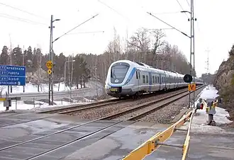 Nynäsbanan au carrefour Magelungsvägen / Fagersjövägen.