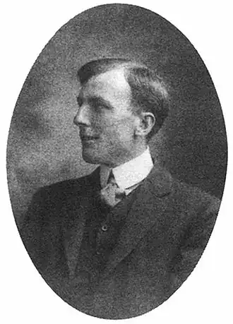 Médaillon d'un homme en costume avec la raie sur le côté.